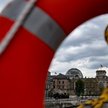 Budynek Bundestagu widziany z pokładu łodzi ratunkowej na Sprewie