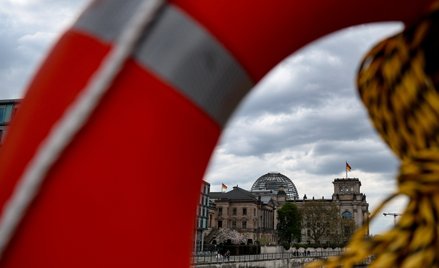 Budynek Bundestagu widziany z pokładu łodzi ratunkowej na Sprewie