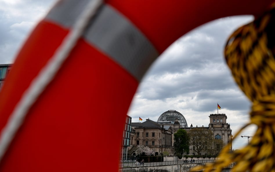 Budynek Bundestagu widziany z pokładu łodzi ratunkowej na Sprewie