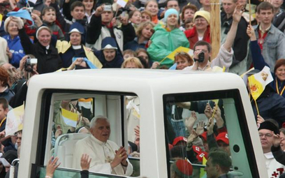 Benedykt XVI odwiedził Polskę w maju 2006 roku. Na zdjęciu w Krakowie