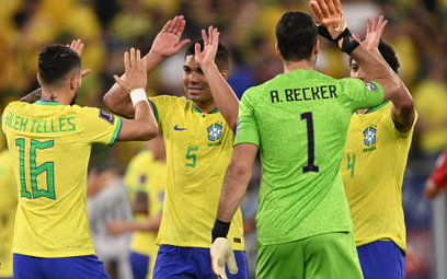 Brazylijczycy cieszą się ze zwycięstwa ze Szwajcarią i awansu do 1/8 finału mundialu