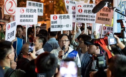 Zwolennicy Pekinu nie mieli szans w wyborach municypalnych. Na zdjęciu: jeden z kandydatów obozu pro