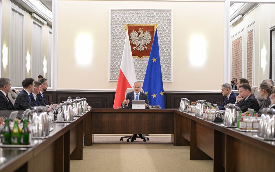 Nowy projekt ustawy ma wyeliminować bezpłatne staże, ale ministerstwa ostrzegają przed wzrostem kosz
