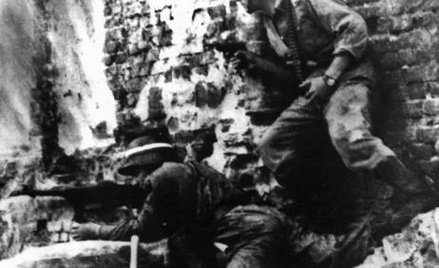 Dwaj powstańcy na stanowisku strzeleckim, wrzesień 1944 r.
