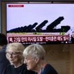 Ekran na stacji w Seulu pokazuje materiał informacyjny o niedawnym wystrzeleniu przez Koreę Północną