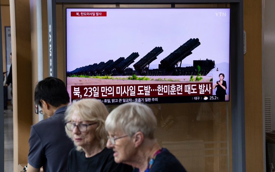 Ekran na stacji w Seulu pokazuje materiał informacyjny o niedawnym wystrzeleniu przez Koreę Północną