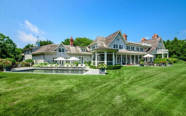 Harvey Weinstein musiał sprzedać taniej posiadłość w Hamptons