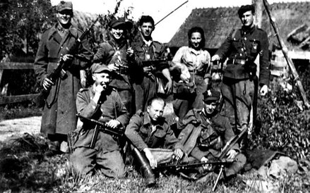 „Inka” wśród kolegów z 5. Brygady Wileńskiej AK