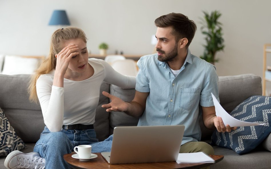 Jak partnerzy w związkach dzielą się finansami? Częsty powód kłótni