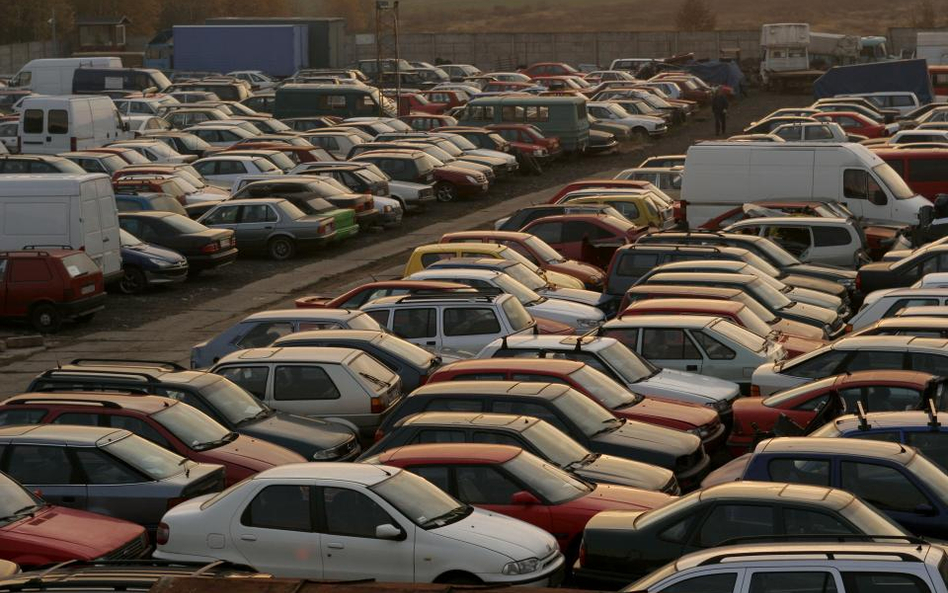 Opłaty za przymusowy parking określa rada powiatu