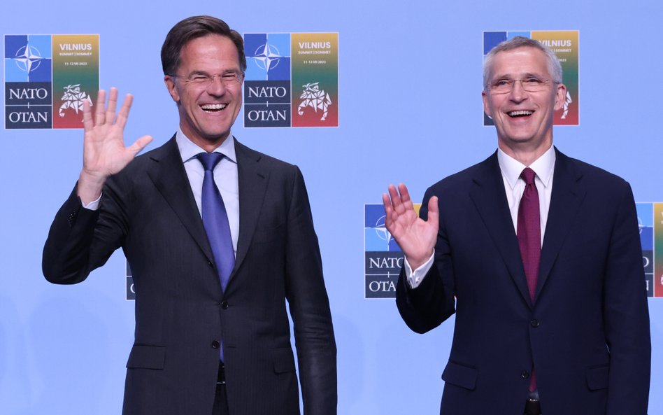 Mark Rutte (z lewej) zastąpi na stanowisku sekretarza NATO Jensa Stoltenberga