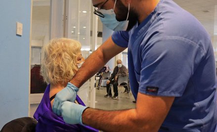 Koronawirus w USA. Czy zaszczepieni mogą odwiedzać niezaszczepionych? Wskażówki CDC