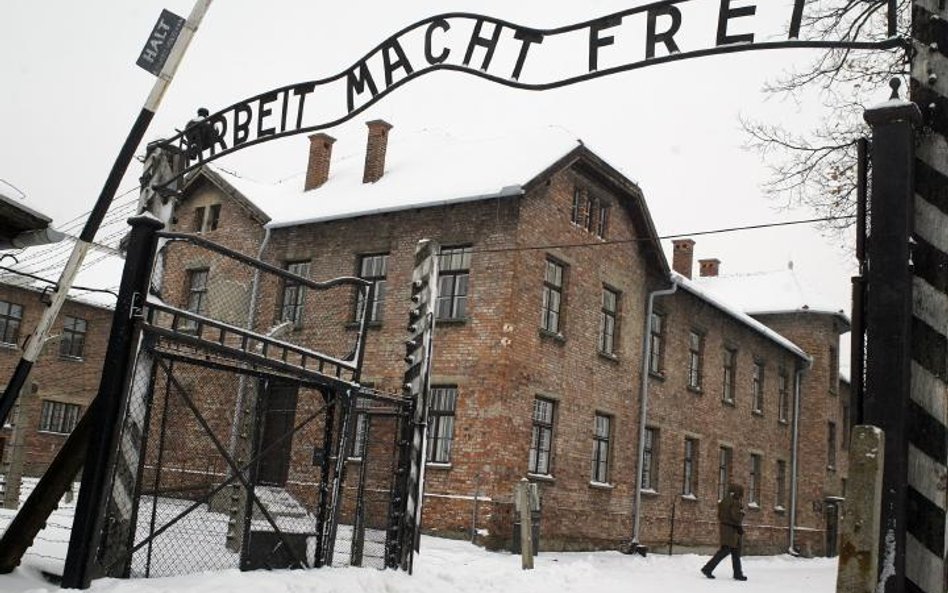 Brama muzeum w Auschwitz-Birkenau