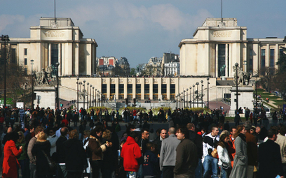 Paryż dusi się od turystów a mieszkańcy narzekają na brak mieszkań
