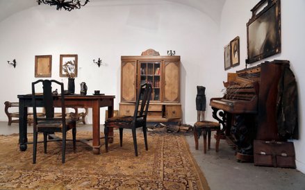 Robert Kuśmirowski – Träumgutstraße, rzeźba na wystawie Sofie Muller.