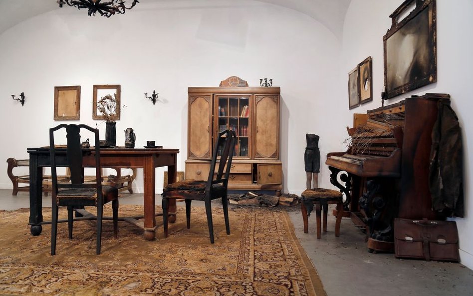 Robert Kuśmirowski – Träumgutstraße, rzeźba na wystawie Sofie Muller.