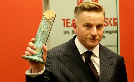 Laureat nagrody, pisarz Szczepan Twardoch podczas gali wręczenia nagrody im. Kazimierza Kutza