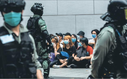 Jak dotąd walka z antypekińskimi ruchami protestu spoczywała w Hongkongu na tamtejszej policji. Usta