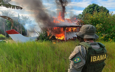Samolot nielegalnych górników trawiony przez ogień podczas operacji przeciwko wylesianiu Amazonii na
