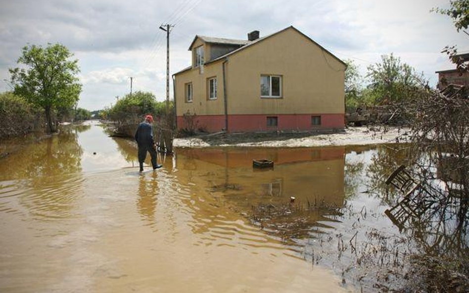 Towarzystwa opieszale likwidują szkody powodziowe