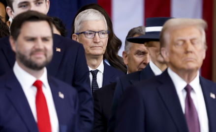 Tim Cook, dyrektor generalny Apple, podczas 60. inauguracji prezydenckiej w rotundzie Kapitolu Stanó