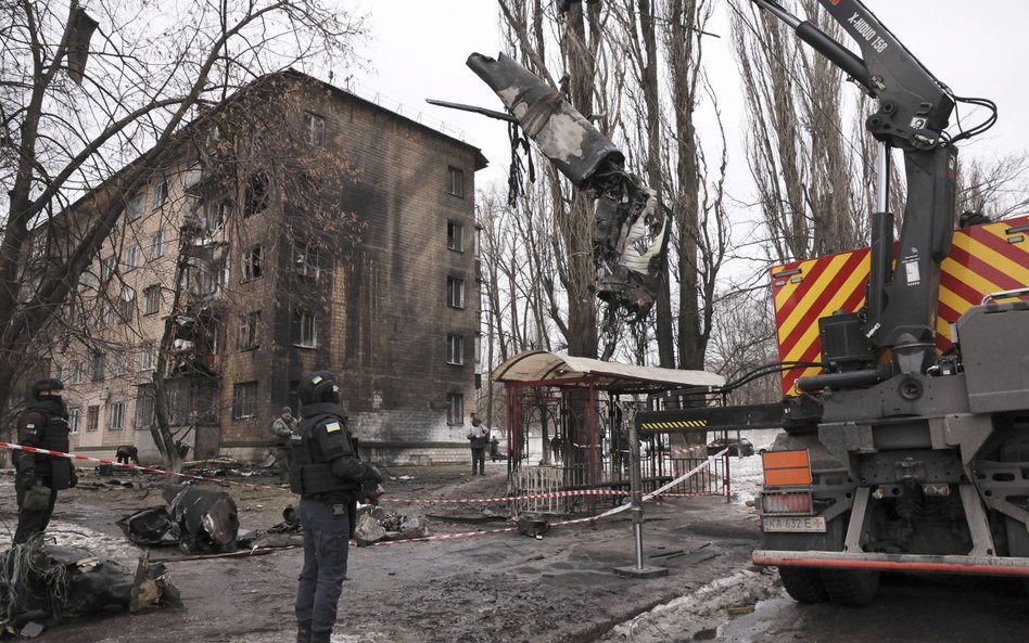 Ukraińscy saperzy zabierają szczątki zestrzelonego rosyjskiego pocisku X-101 po ataku rakietowym na 