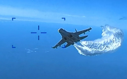 Kadr z nagrania udostępnionego przez Siły Powietrzne USA. Su-27 spuszcza paliwo, zbliżając się do dr