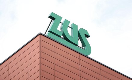 Logo Zakładu Ubezpieczeń Społecznych na budynku Inspektoratu Praga-Północ