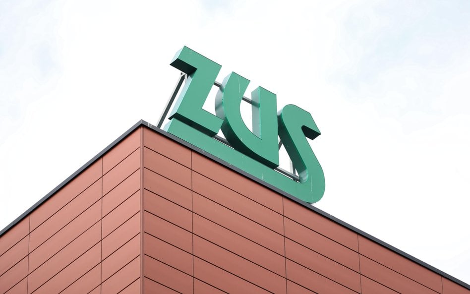 Logo Zakładu Ubezpieczeń Społecznych na budynku Inspektoratu Praga-Północ