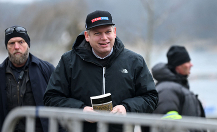 Rasmus Paludan z Koranem, który spalił w czasie demonstracji