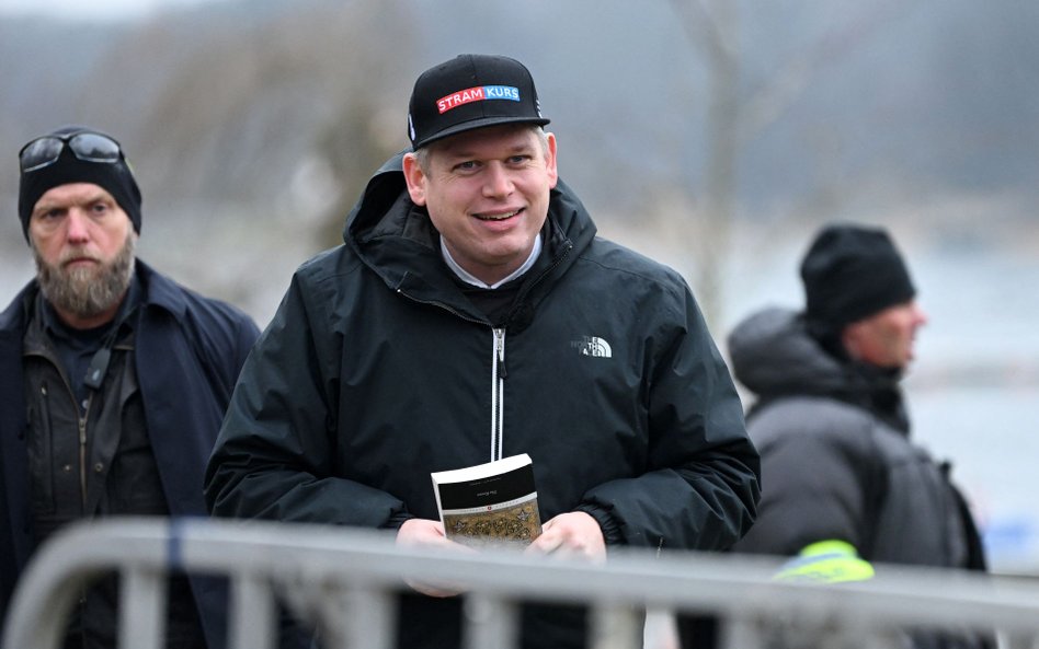 Rasmus Paludan z Koranem, który spalił w czasie demonstracji