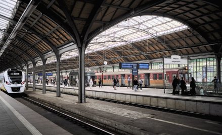 Pociągi tylko dla wytrwałych. Bez klimatyzacji, przepełnione i opóźnione