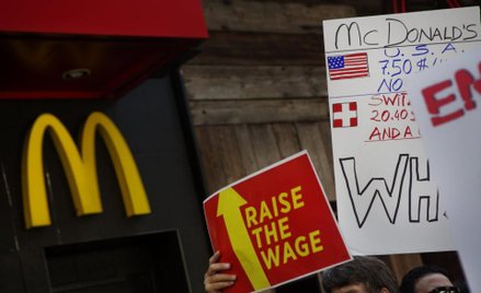 W czwartek przed niektórymi lokalami McDonald’s pojawili się protestujący z Fight For $15.