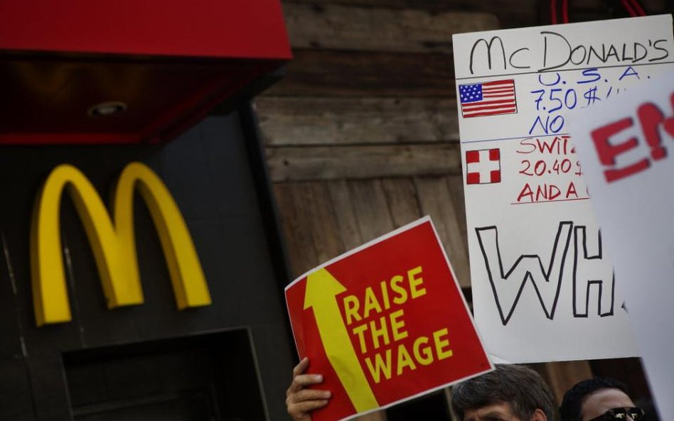 W czwartek przed niektórymi lokalami McDonald’s pojawili się protestujący z Fight For $15.