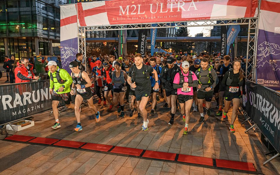 Uczestnicy ultramaratonu Manchester-Liverpool