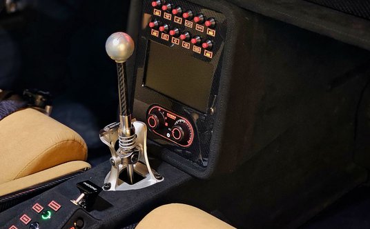 Drążek zmiany biegów zbudowany jest z karbonu i alumunium