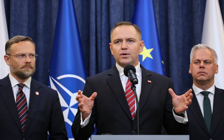 Prezydent RP Karol Nawrocki wygłasza oświadczenie w Pałacu Prezydenckim w Warszawie. Obok szef Kance