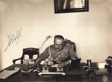 Od 1,2 tys. zł licytowana będzie fotografia z autografem Marszałka.