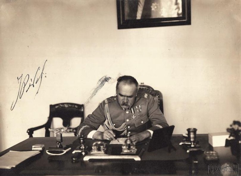 Od 1,2 tys. zł licytowana będzie fotografia z autografem Marszałka.