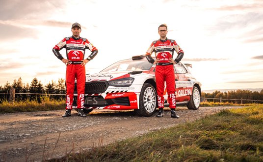 Miko Marczyk (po prawej) wraz z pilotem Szymonem Gospodarczykiem