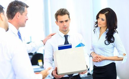 Czy pracownik, który dostał wypowiedzenie a potem dyscyplinarkę ma prawo do podwójnego odszkodowania