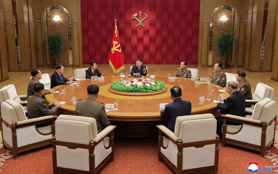 Przywódca Korei Północnej Kim Dzong Un uczestniczył w plenarnym posiedzeniu Centralnej Komisji Wojsk