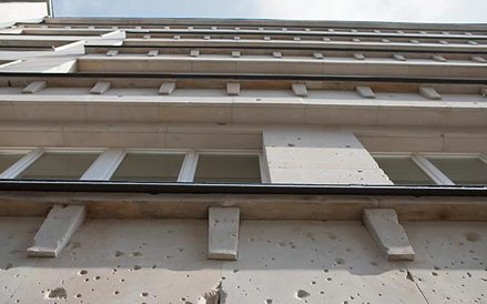 Ślady wojny na elewacji.