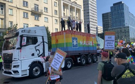 Zbliżenie na protestujących na szczycie kontenera Maersk