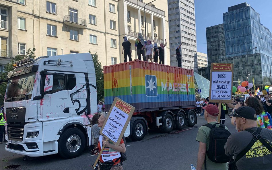 Zbliżenie na protestujących na szczycie kontenera Maersk