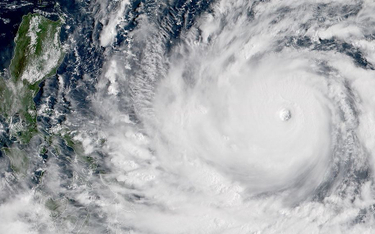 W USA uderzył huragan, do Filipin zbliza się supertajfun