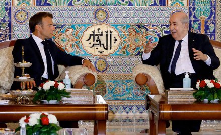 Prezydent Emmanuel Macron podejmowany przez głowę państwa algierskiego, Abd al-Madżida Tabbuna