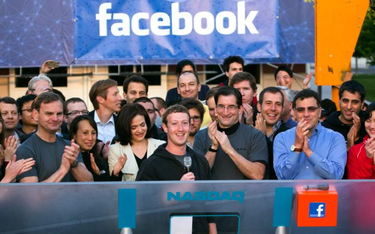 Szefowi Facebooka Markowi Elliotowi Zuckerbergowi (na zdjęciu z mikrofonem) podczas pierwszego dnia 