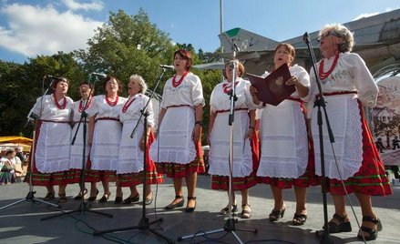 Jeśli gmina sprzedaje bilety i powierzchnię reklamową, może odliczyć VAT od zakupów związanych z org