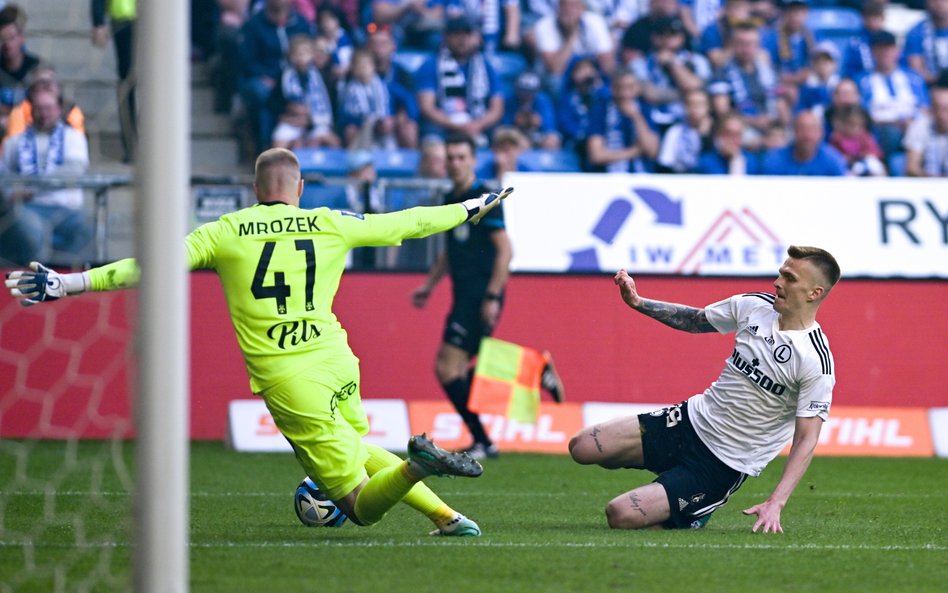 Lech strzelił trzy gole, więc Legia wygrała 2:1. Bo dwa gole były do własnej bramki